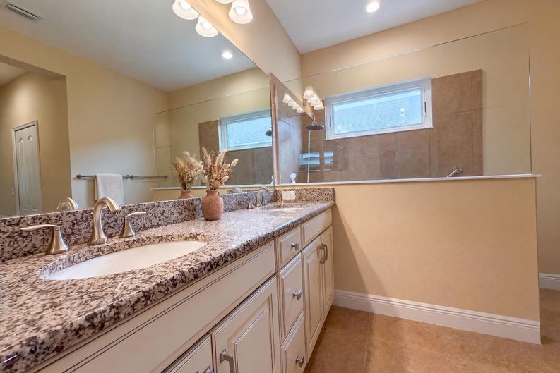 Photo 12 of 24 of 1121 Thornbury Dr, Parrish, FL