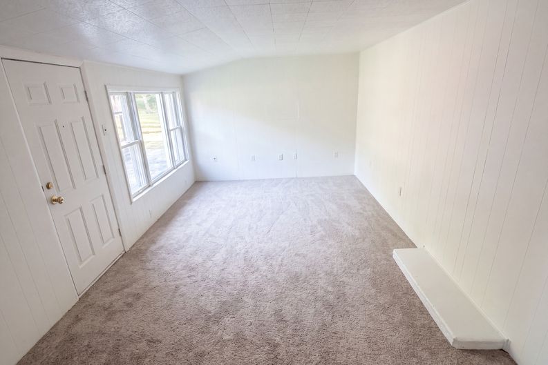 Photo 7 of 22 of 508 E Sigler St, Hebron, IN