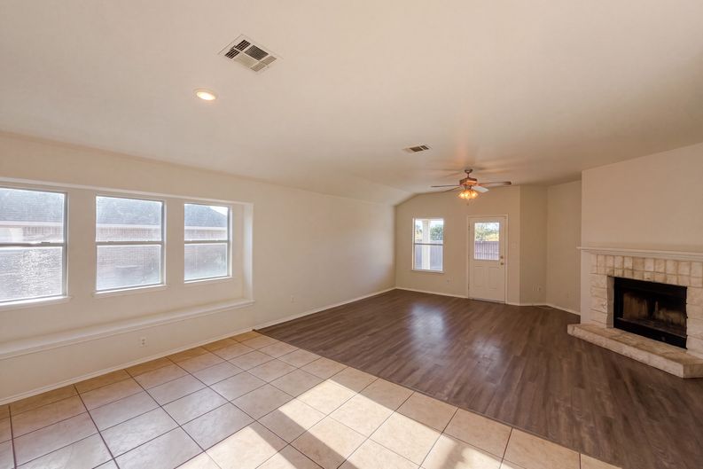 Photo 7 of 19 of 404 Timothy John Dr, Pflugerville, TX
