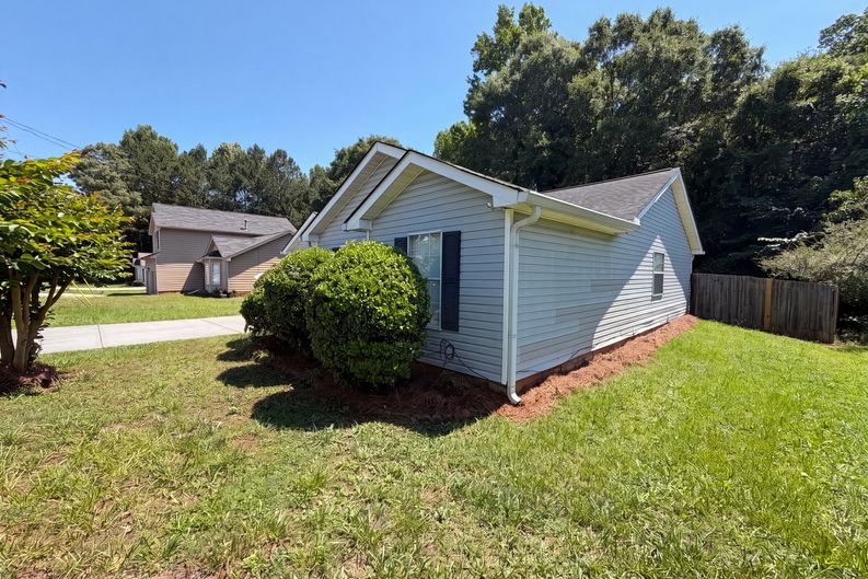 Photo 14 of 19 of 3167 River Oak Rd, Decatur, GA