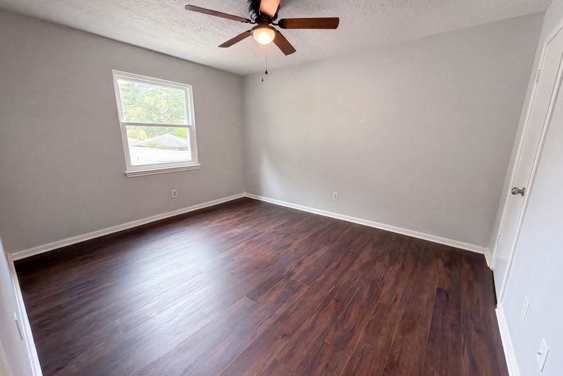 Photo 15 of 25 of 16121 Lakeview Dr, Jersey Village, TX