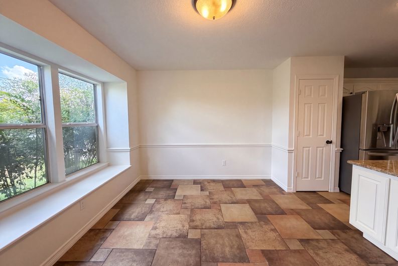Photo 6 of 17 of 1623 W Pleasant Dr, Midlothian, TX