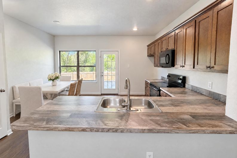 Photo 6 of 17 of 186 S Preston St, Alvarado, TX