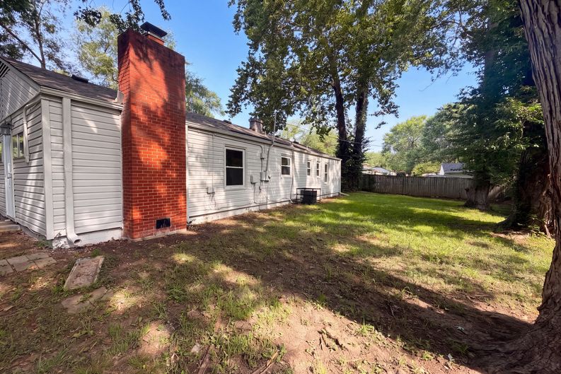 Photo 5 of 22 of 11121 Herrick Ave, Kansas City, MO