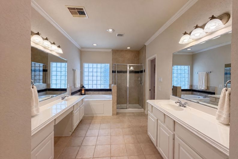 Photo 10 of 21 of 2942 Royal Oaks Crst, Houston, TX