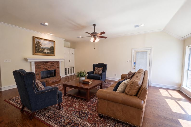 Photo 3 of 22 of 2836 S Lakeview Dr, Cedar Hill, TX
