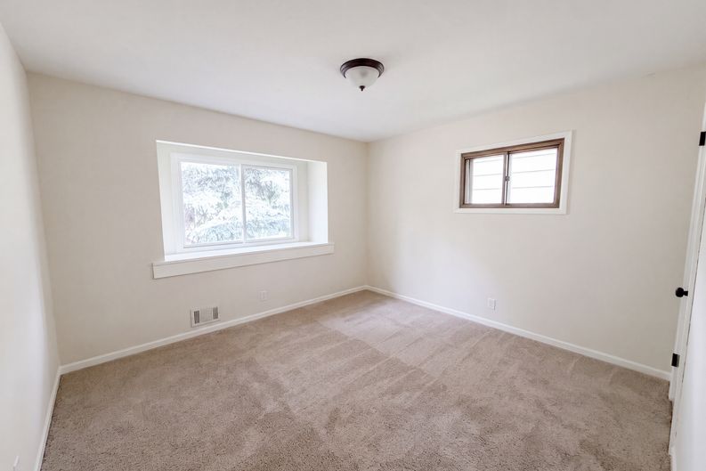 Photo 12 of 27 of 2591 Aldine St, Roseville, MN
