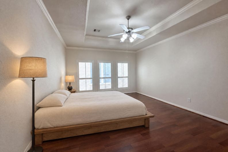 Photo 4 of 21 of 2942 Royal Oaks Crst, Houston, TX