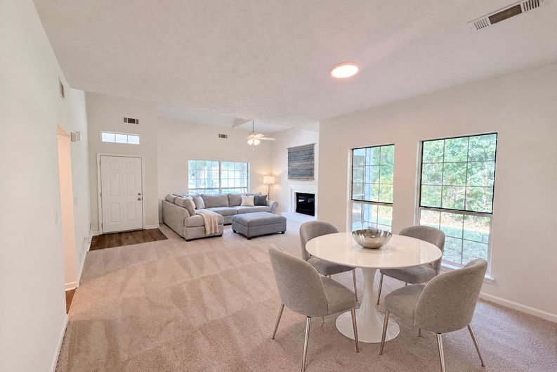 Photo 11 of 38 of 901 Lauren Kay Ct, Lawrenceville, GA