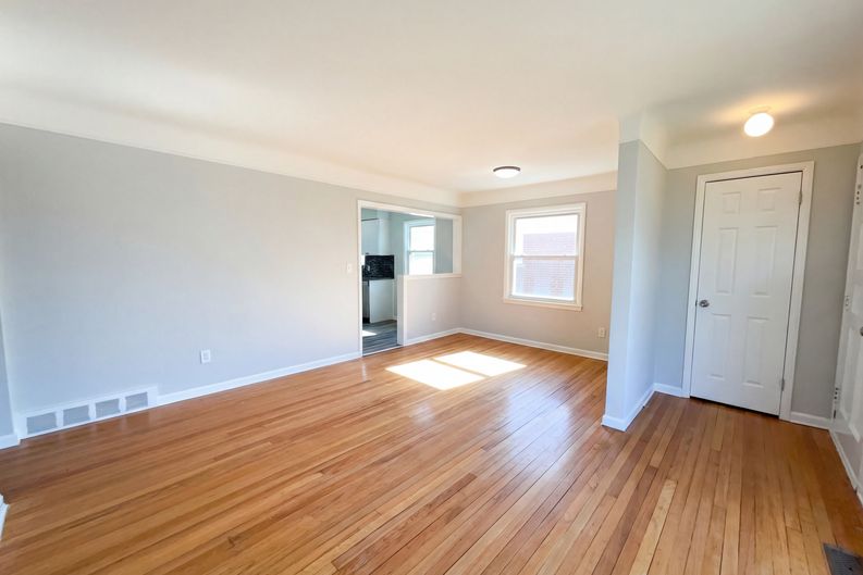 Photo 3 of 19 of 29212 Ursuline St, Saint Clair Shores, MI