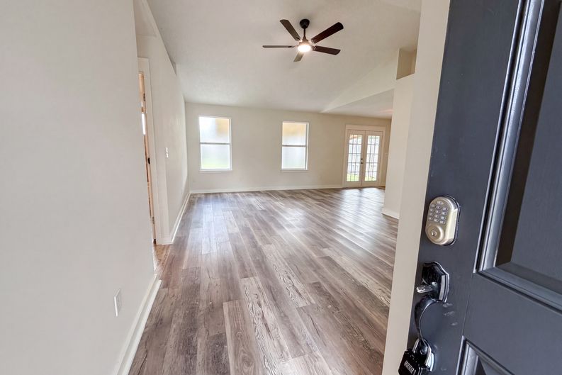 Photo 6 of 16 of 7957 Jacques Dr, Jacksonville, FL