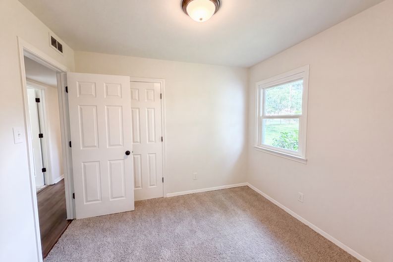 Photo 4 of 21 of 728 Milan Rd E, Charlotte, NC