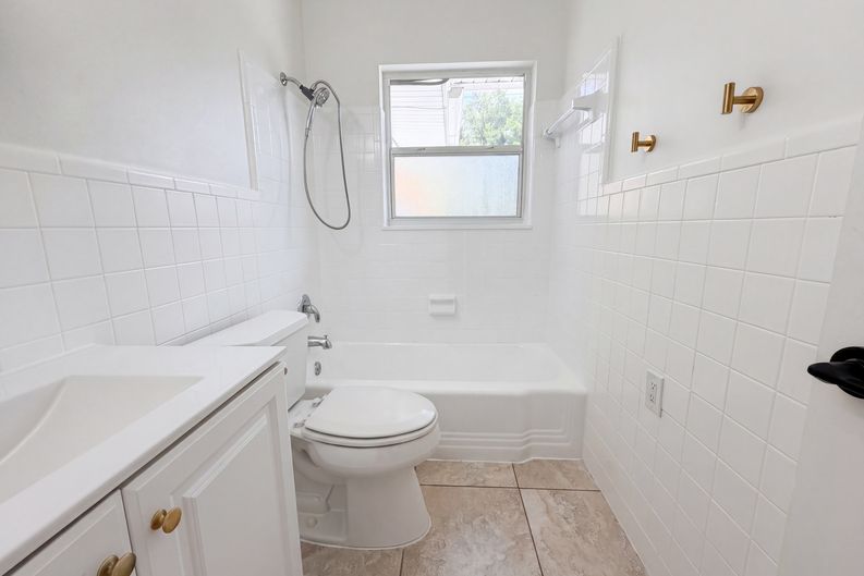 Photo 6 of 28 of 829 E 4th St, Englewood, FL