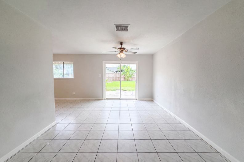 Photo 3 of 18 of 12510 Daventry Ln, Houston, TX