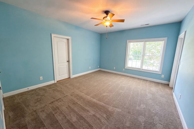 Photo 7 of 22 of 9721 Arlington Oaks Dr, Charlotte, NC