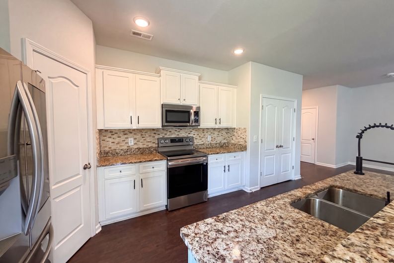 Photo 7 of 17 of 4034 Rosfield Dr, Charlotte, NC