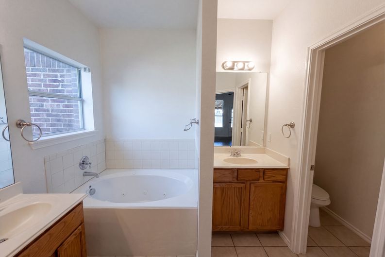 Photo 19 of 31 of 1402 Stone Oak Ct, Cedar Hill, TX