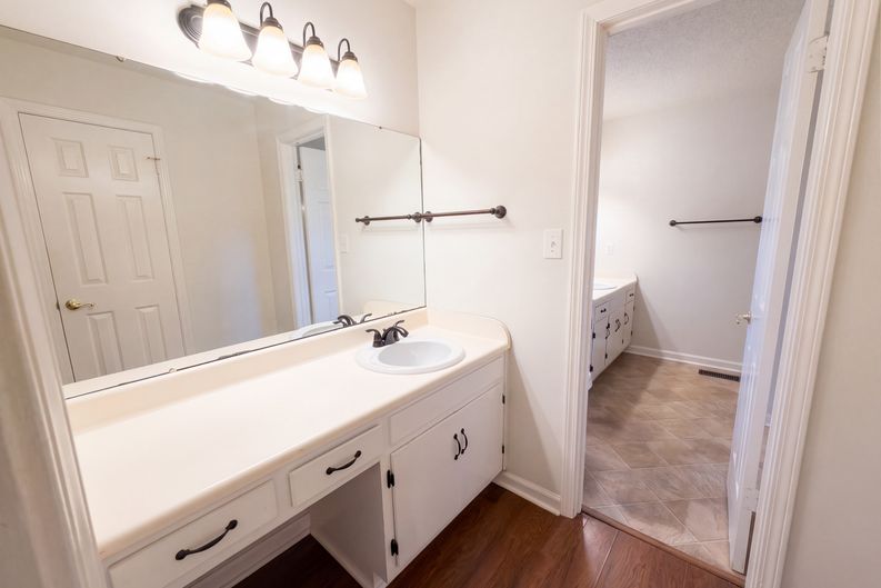 Photo 10 of 24 of 4706 Pineywood Dr SW, Decatur, AL