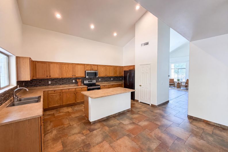 Photo 9 of 39 of 7428 S 15th Dr, Phoenix, AZ