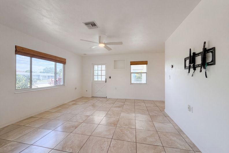 Photo 8 of 28 of 829 E 4th St, Englewood, FL