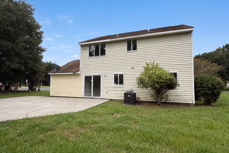 Photo 5 of 20 of 6786 Moss Ct, North Charleston, SC