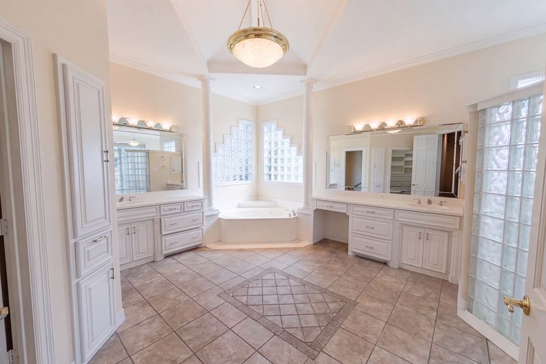 Photo 17 of 29 of 619 Edgewood Ln, Red Oak, TX