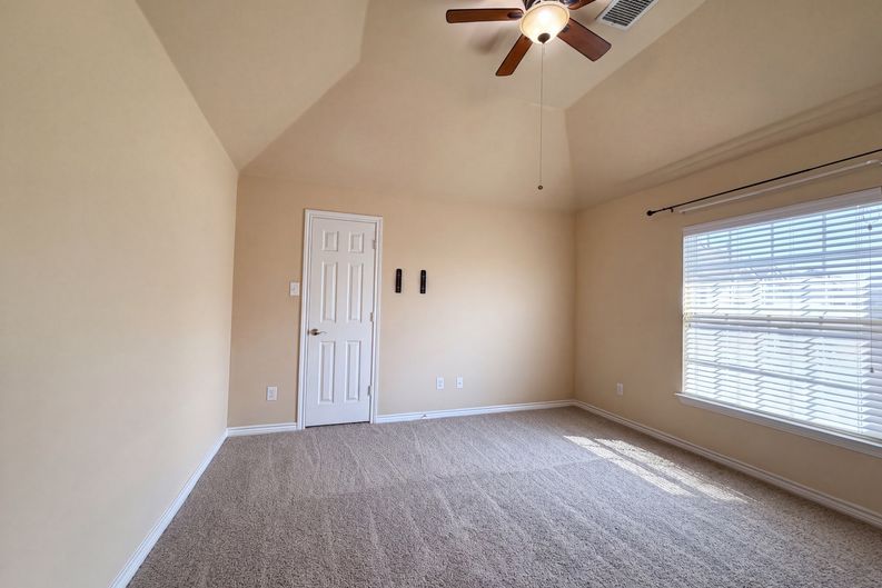Photo 25 of 29 of 409 Lone Oak Ct, Kennedale, TX