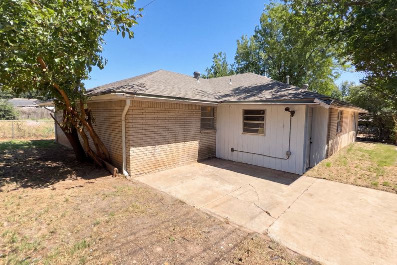Photo 5 of 21 of 7629 NW 14th St, Oklahoma City, OK