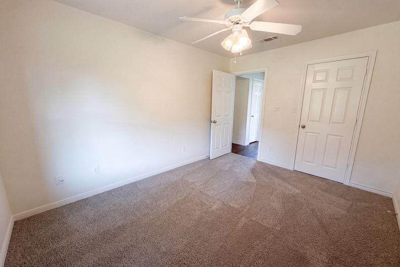 Photo 13 of 18 of 11239 Twin Spires Dr, Flint, TX