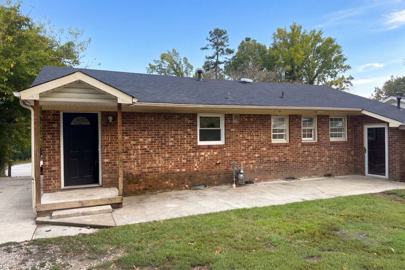 Photo 5 of 26 of 1502 W Meadowview Rd, Greensboro, NC