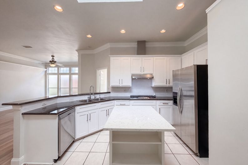 Photo 6 of 26 of 8703 Stonecrest Dr, Irving, TX