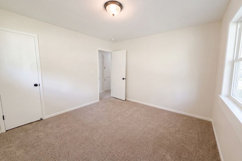 Photo 13 of 27 of 2591 Aldine St, Roseville, MN