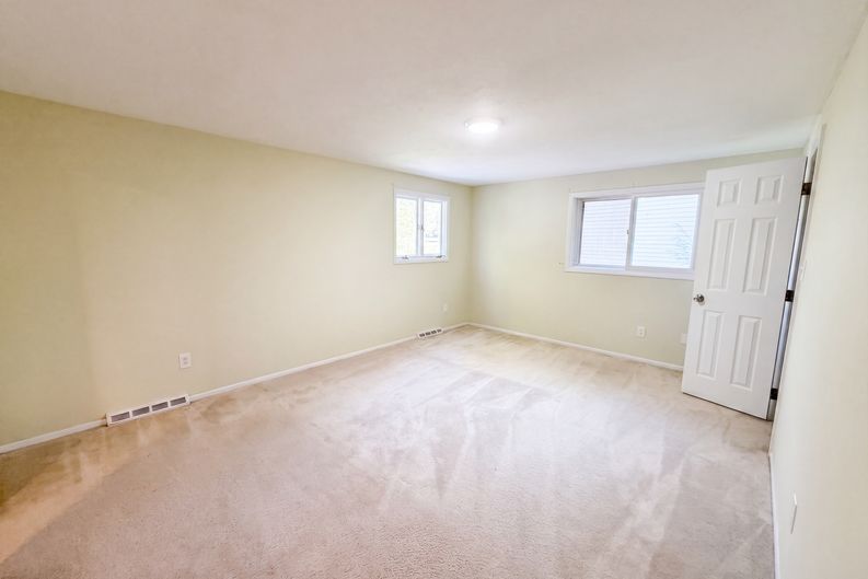 Photo 13 of 26 of 33170 Ledge Hill Dr, Solon, OH