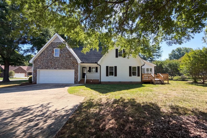 Photo 5 of 23 of 103 Hampshire Ct, Salisbury, NC