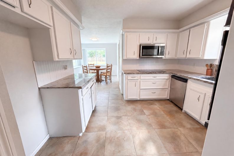 Photo 9 of 25 of 16121 Lakeview Dr, Jersey Village, TX