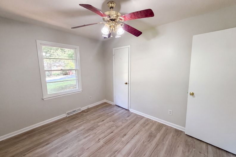 Photo 11 of 17 of 6220 Paylor St, Mebane, NC