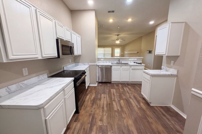 Photo 22 of 28 of 809 Canyon Cove Dr, Burleson, TX