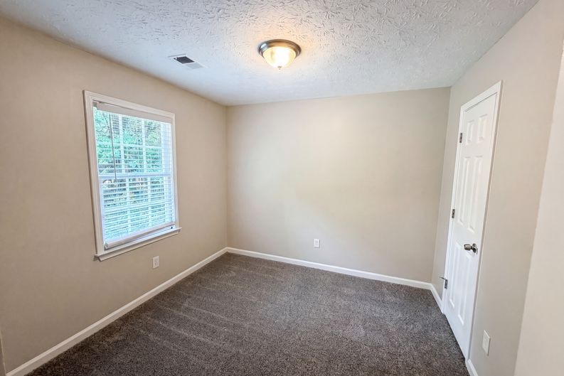Photo 11 of 23 of 4078 Tara Ct, Loganville, GA