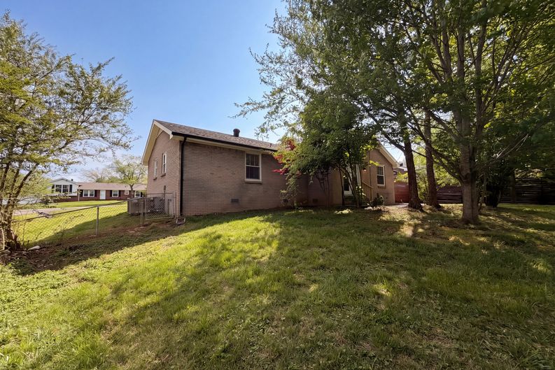 Photo 20 of 23 of 242 Kingswood Dr, Clarksville, TN