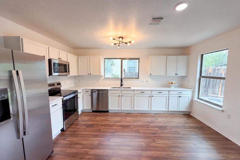 Photo 9 of 20 of 5406 S Hearsey Dr, Austin, TX