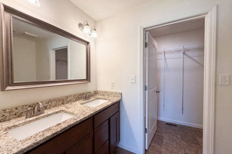 Photo 11 of 22 of 7932 Laurel Flats Dr, Caseyville, IL