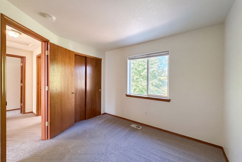 Photo 11 of 26 of 17475 SW Eirwen St, Beaverton, OR