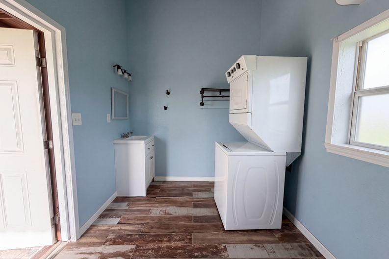 Photo 11 of 19 of 552 Marshall Johnson Ave S, Port Lavaca, TX