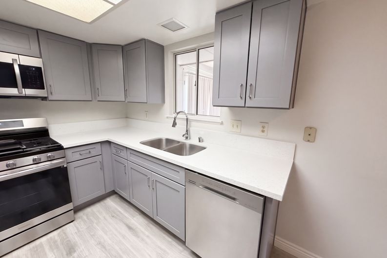 Photo 7 of 23 of 2591 Bedford Ave, Hemet, CA