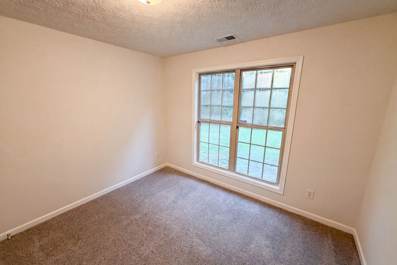 Photo 11 of 28 of 5747 Union Pointe Dr, Union City, GA