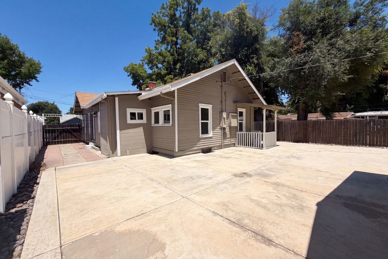 Photo 24 of 29 of 1860 W Willow St, Stockton, CA