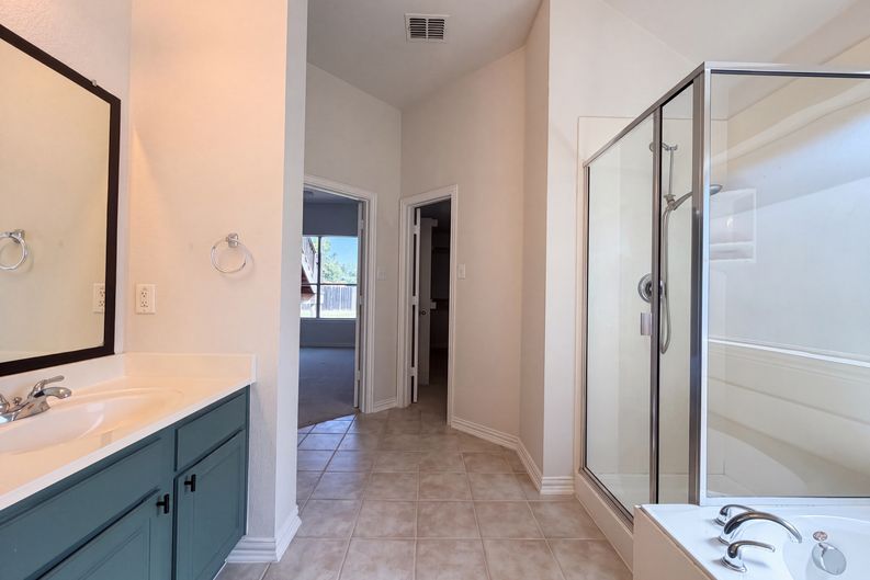 Photo 14 of 24 of 1420 Fleetwood Cove Dr, Grand Prairie, TX