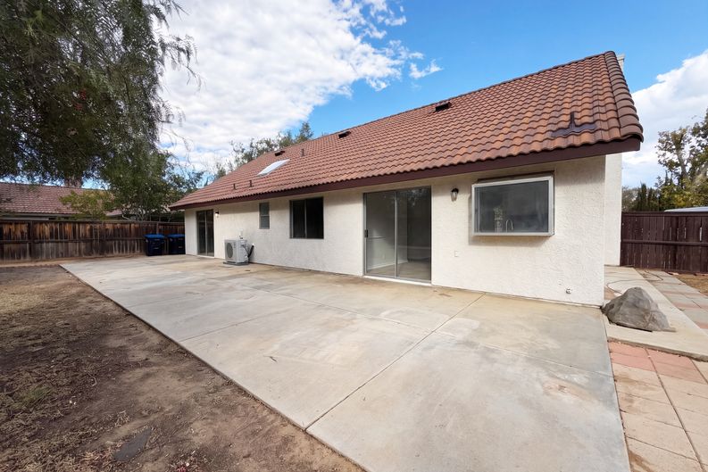 Photo 17 of 19 of 545 Spruce Ct, Palmdale, CA