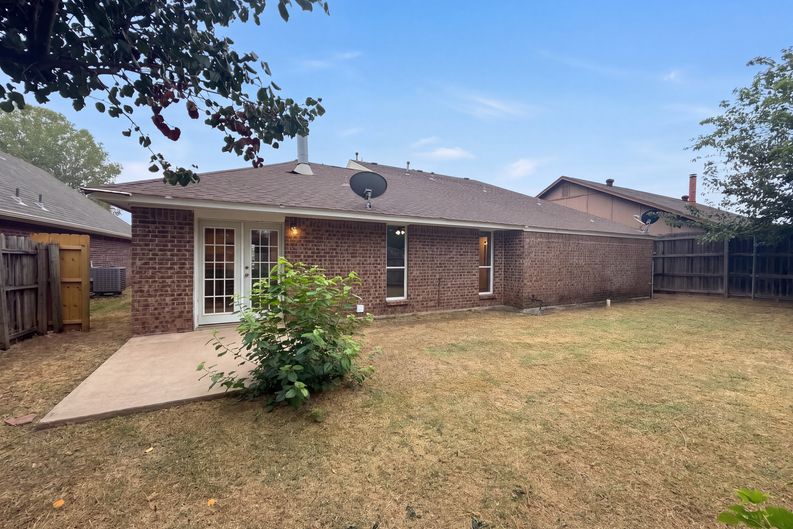 Photo 5 of 31 of 8405 NW 109th St, Oklahoma City, OK