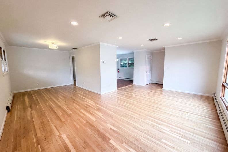 Photo 7 of 23 of 35 Dapp Ct, Elmwood Park, NJ